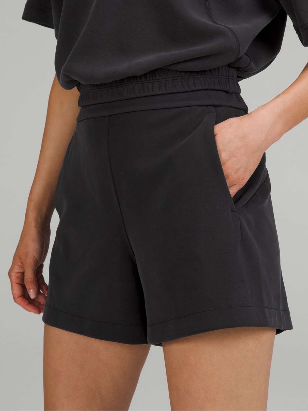 Lululemon Softstreme Relaxed Short 4"
Black - Size 2